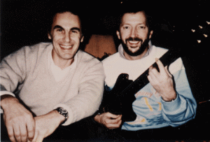 Эрик Клэптон и Роджер Филд. Клептон играет на складной гитаре Филда